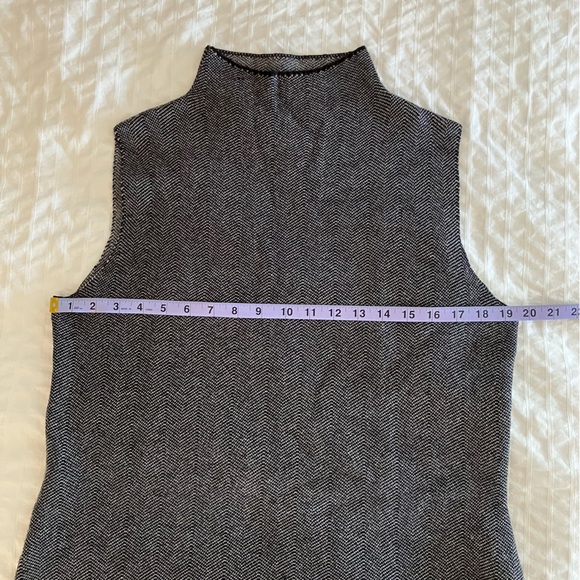 Mock neck sleeveless sweater - Picture 3 of 6